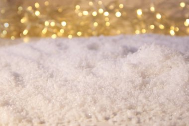 Noel ışıklarının arka planında boşluk olan karla yakın çekim