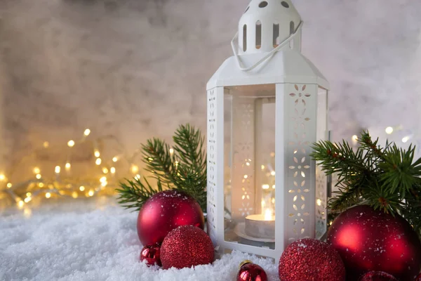 圣诞灯笼在雪地上紧靠着红色纹理球 背靠一盏灯 — 图库照片