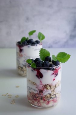 Sağlıklı kahvaltı ya da chia tohumu, yulaf ezmesi ve böğürtlen 