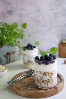 Sağlıklı kahvaltı ya da chia tohumu, yulaf ezmesi ve böğürtlen 