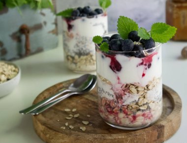Sağlıklı kahvaltı ya da chia tohumu, yulaf ezmesi ve böğürtlen 