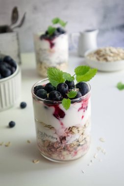 Sağlıklı kahvaltı ya da chia tohumu, yulaf ezmesi ve böğürtlen 