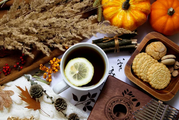 Sonbahar dekoruyla süslenmiş bir masanın üzerinde bir fincan çay. Yüksek kalite fotoğraf