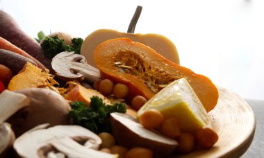 Dilimlenmiş mevsimlik sebzeler, yakın plan kırsal tarzı, sağlıklı yaşam tarzı. Yüksek kalite fotoğraf