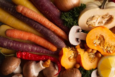 Dilimlenmiş mevsimlik sebzeler, yakın plan kırsal tarzı, sağlıklı yaşam tarzı. Yüksek kalite fotoğraf