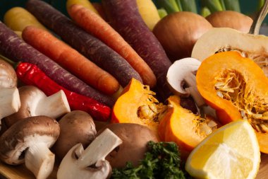 Dilimlenmiş mevsimlik sebzeler, yakın plan kırsal tarzı, sağlıklı yaşam tarzı. Yüksek kalite fotoğraf