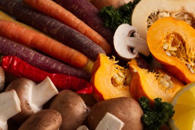 Dilimlenmiş mevsimlik sebzeler, yakın plan kırsal tarzı, sağlıklı yaşam tarzı. Yüksek kalite fotoğraf