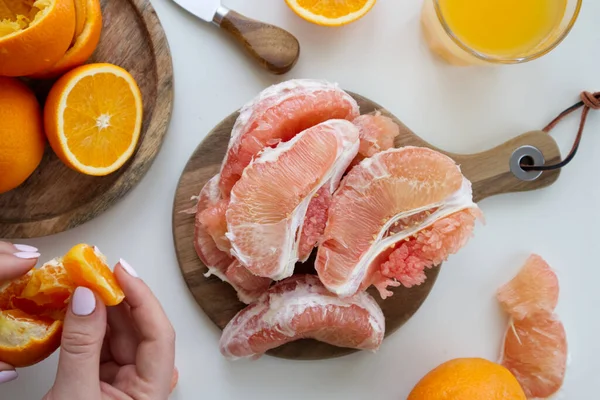 Tahta bir tezgahta Pomelo taze sıkılmış meyve suyu bardağının yanında. Yüksek kalite fotoğraf