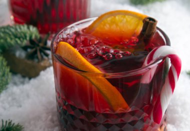 Karda şenlikli bir kokteyl ve dağınık ladin dalları uzayı kopyalıyor. Yüksek kalite fotoğraf