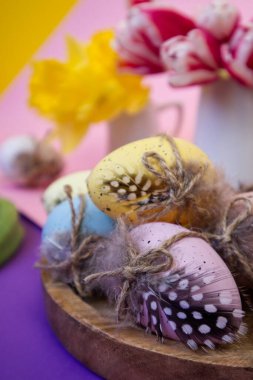 Çok renkli arka planda dekore edilmiş Paskalya yumurtaları. Yüksek kalite fotoğraf
