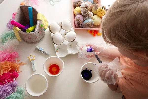 Дети Руки Красить Пасхальные Яйца Элементами Весеннего Декора Таблице Вид — стоковое фото