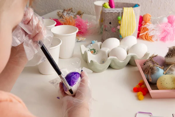 Дети Руки Красить Пасхальные Яйца Элементами Весеннего Декора Таблице Вид — стоковое фото