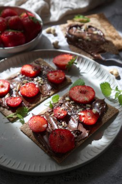 Çavdar ekmeği, çikolata soslu ve çilekli. Yüksek kalite fotoğraf