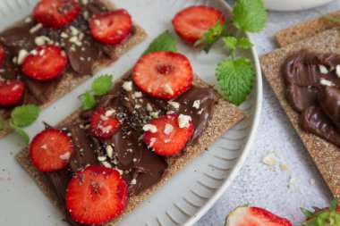 Çavdar ekmeği, çikolata soslu ve çilekli. Yüksek kalite fotoğraf