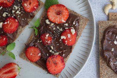 Çavdar ekmeği, çikolata soslu ve çilekli. Yüksek kalite fotoğraf