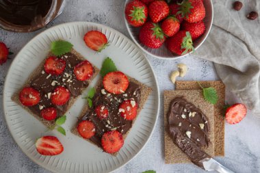 Çavdar ekmeği, çikolata soslu ve çilekli. Yüksek kalite fotoğraf