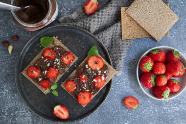 Çavdar ekmeği, çikolata soslu ve çilekli. Yüksek kalite fotoğraf