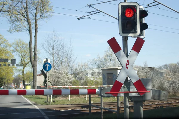 Rött Ljus Järnvägskorsningen Och Sänkt Barriär Blockerar Passagen Högkvalitativt Foto — Stockfoto