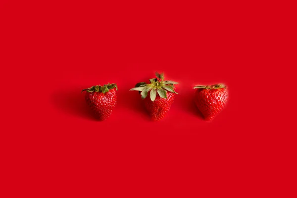 Three Ripe Strawberries Center Red Background Top View High Quality — Stock Photo, Image