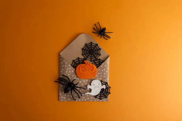 거미줄 유령이 주황색 배경의 초대장 — 스톡 사진