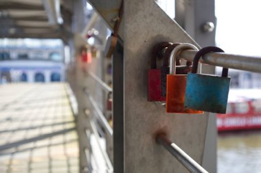 Güçlü sevginin bir sembolü olarak çitlerin üzerindeki kafese boş bir alan kilitler. Yüksek kalite fotoğraf