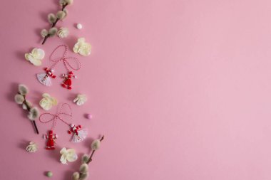 Martenitsa, Martisor söğüt dalları ve bahar çiçekleri arasında pembe arka plan fotokopi alanı düzlüğünde yatıyordu.