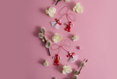 Martenitsa, Martisor söğüt dalları ve bahar çiçekleri arasında pembe arka plan fotokopi alanı düzlüğünde yatıyordu.