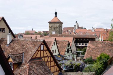Yarı keresteli evleri, kırmızı çatıları ve yüksek kuleleri olan antik bir Alman kasabasının manzarası 05.03.2024 Rothenburg am Tauber