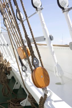 Gemiyi yakından bağlamak için halat.