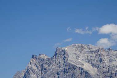 Gökyüzüne karşı dağ zirvelerinin görüntüsü