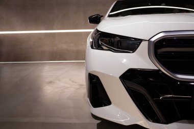 Arabanın ön tarafını bir duvarın arka planına ve ışıklara yakın tut.