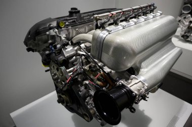 Yarış arabası motoruna yakın çekim