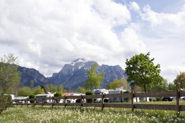Karavanlarla kamp yapmak için Alp Dağları manzaralı