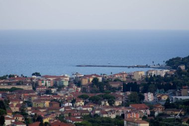 Akdeniz kıyısında bir tatil köyü manzarası