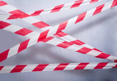 Açık arkaplanda kırmızı ve beyaz bariyer bandı