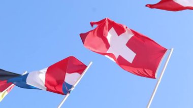 Avrupa bayrakları mavi gökyüzünde dalgalanıyor