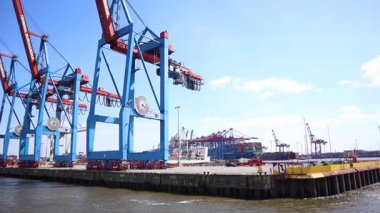 Hamburg limanında yük konteynırı vinçleri 03.05.2023