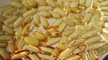 Omega 3 Balık Yağı Kapsülleri Yukarıdan Düşüyor