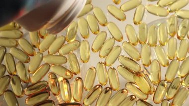 Omega 3 Balık Yağı Kapsülleri Yukarıdan Düşüyor