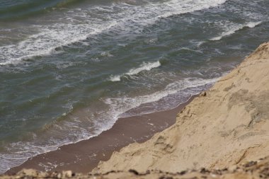 Okyanusa ve sahile tepeden bakan