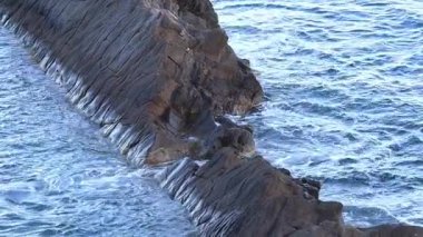 Dramatik Kıyı Uçurumu Dalgalar Çarpışıyor