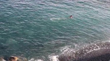 Kıyıya Yakın Okyanusta Yüzmekten Hoşlanan Kişi