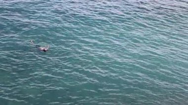 Dalgalı Suda Yüzen Bir Yüzücünün Yüksek Açı Görünümü