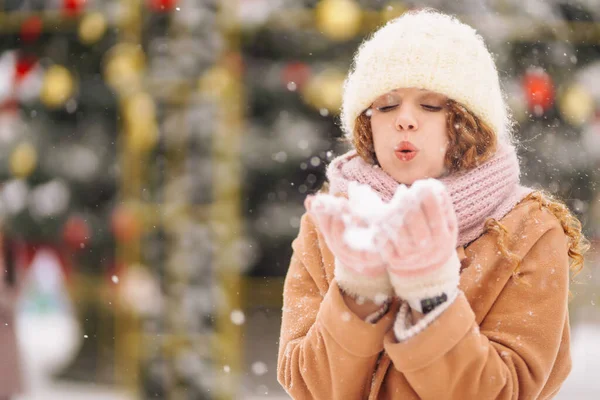 Joven Mujer Feliz Aire Libre Durante Época Navidad Delante Las —  Fotos de Stock