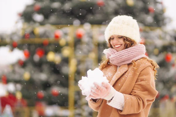 Joven Mujer Feliz Aire Libre Durante Época Navidad Delante Las —  Fotos de Stock