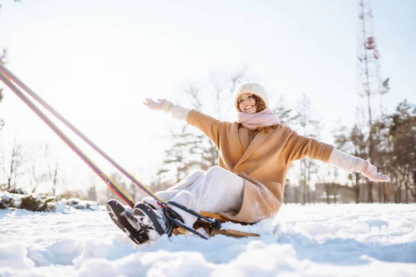 Ένας Άντρας Κυλάει Μια Γυναίκα Ένα Έλκηθρο Στο Χειμερινό Χιονισμένο — Φωτογραφία Αρχείου