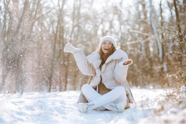 Ung Kvinna Leker Med Snö Solig Vinterdag Kallt Väder Semester — Stockfoto
