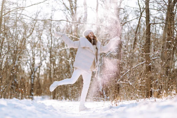 Młoda Kobieta Bawi Się Śniegiem Słoneczny Zimowy Dzień Zimna Pogoda — Zdjęcie stockowe