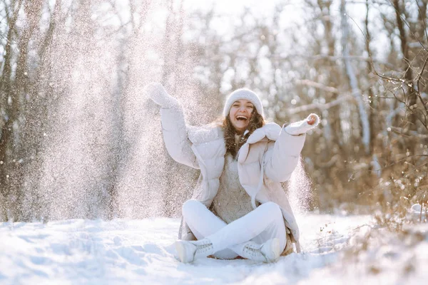 Νεαρή Γυναίκα Παίζει Χιόνι Την Ηλιόλουστη Χειμωνιάτικη Μέρα Κρύο Καιρό — Φωτογραφία Αρχείου