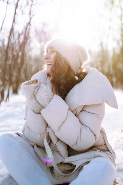 Mujer Joven Juega Con Nieve Día Soleado Invernal Clima Frío —  Fotos de Stock